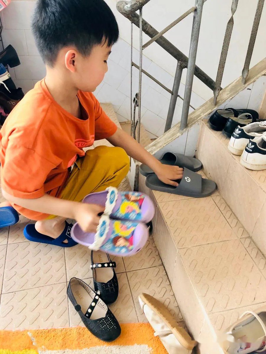 amelu072750's tweet photo. Just found my little helper trying to fold laundry with me—tiny hands + a pile of socks = the cutest mess ever! ， https://t.co/tkEfisnW4L
