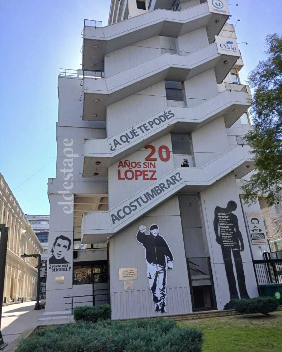 eldestapeweb's tweet photo. 🩶 La intervención que hicieron en el rectorado de la UNLP a 20 años de la segunda desaparición de Julio López