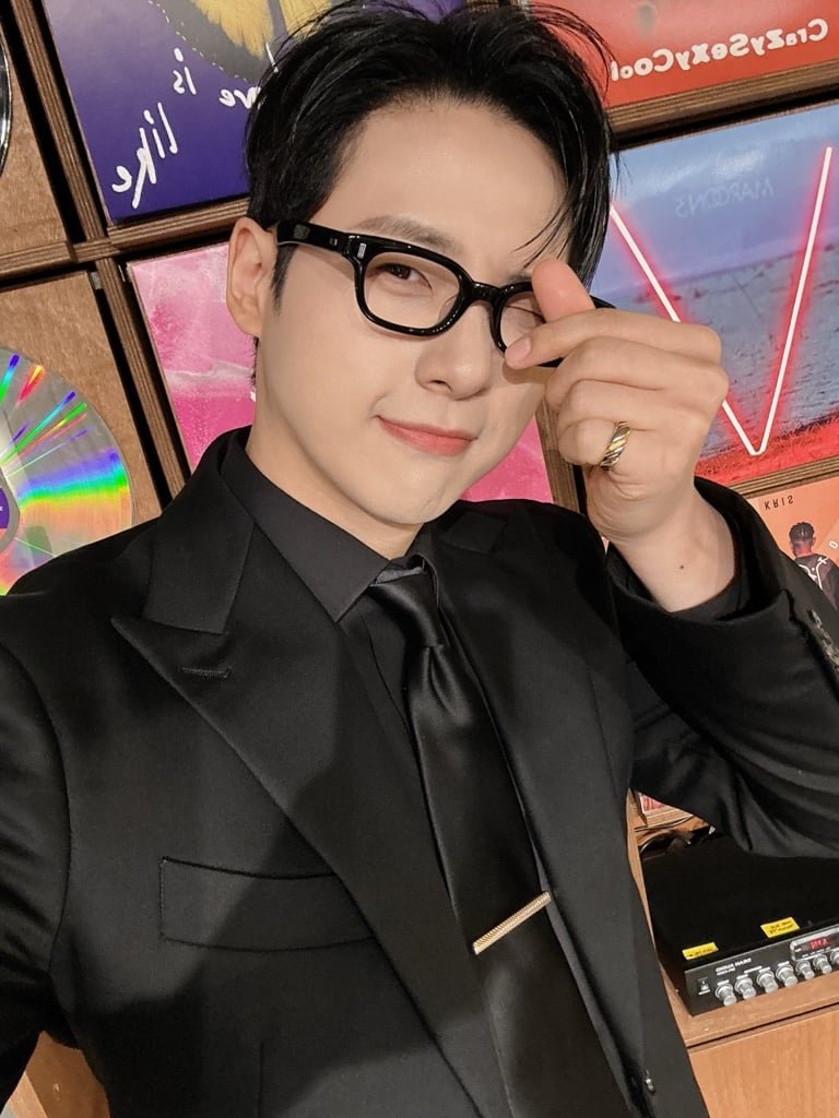 beforeafterbana's tweet photo. 9월 19일 내일 오후6시 솔로데뷔
#바나들아_신우_데뷔한다 
어른남자 비주얼로 데뷔하는 16년차 아이돌
#B1A4_CNU_SOLO_DEBUT 
센치하게 섹시하고 울림있는 노래 들고왔어요
#신우데뷔 https://t.co/zp2oJUBgg2