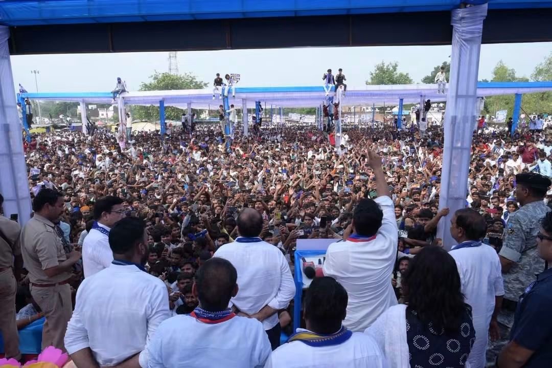 BhimArmy4Bijnor's tweet photo. परिवर्तन का आगाज हो चुका है.. 

आज जिला सीतापुर की मिश्रिख विधान सभा के मेला मैदान में आयोजित विशाल जनसभा में अपनों के बीच पहुंचे नगीना लोकसभा सांसद, भीम आर्मी चीफ एवं माननीय राष्ट्रीय अध्यक्ष ASP(k)
@BhimArmyChief https://t.co/Rxa84iEpup