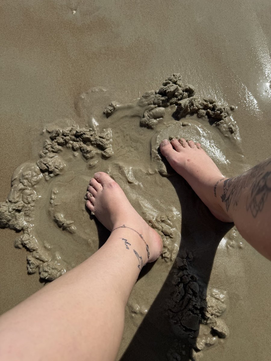 VenPoisonIvy92's tweet photo. Come follow my footprints down the beach… if you can keep up. 👣😉 https://t.co/y2064XoKuE