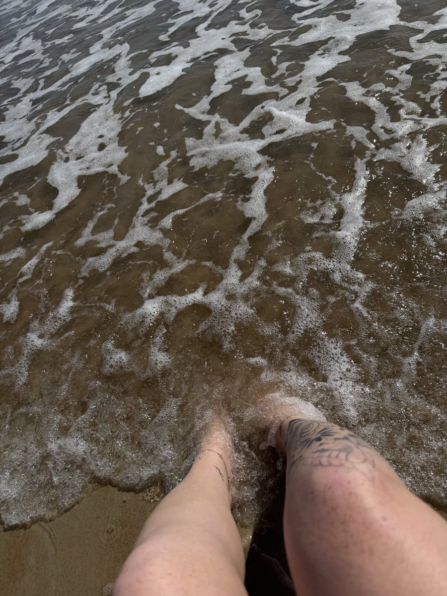 VenPoisonIvy92's tweet photo. Come follow my footprints down the beach… if you can keep up. 👣😉 https://t.co/y2064XoKuE