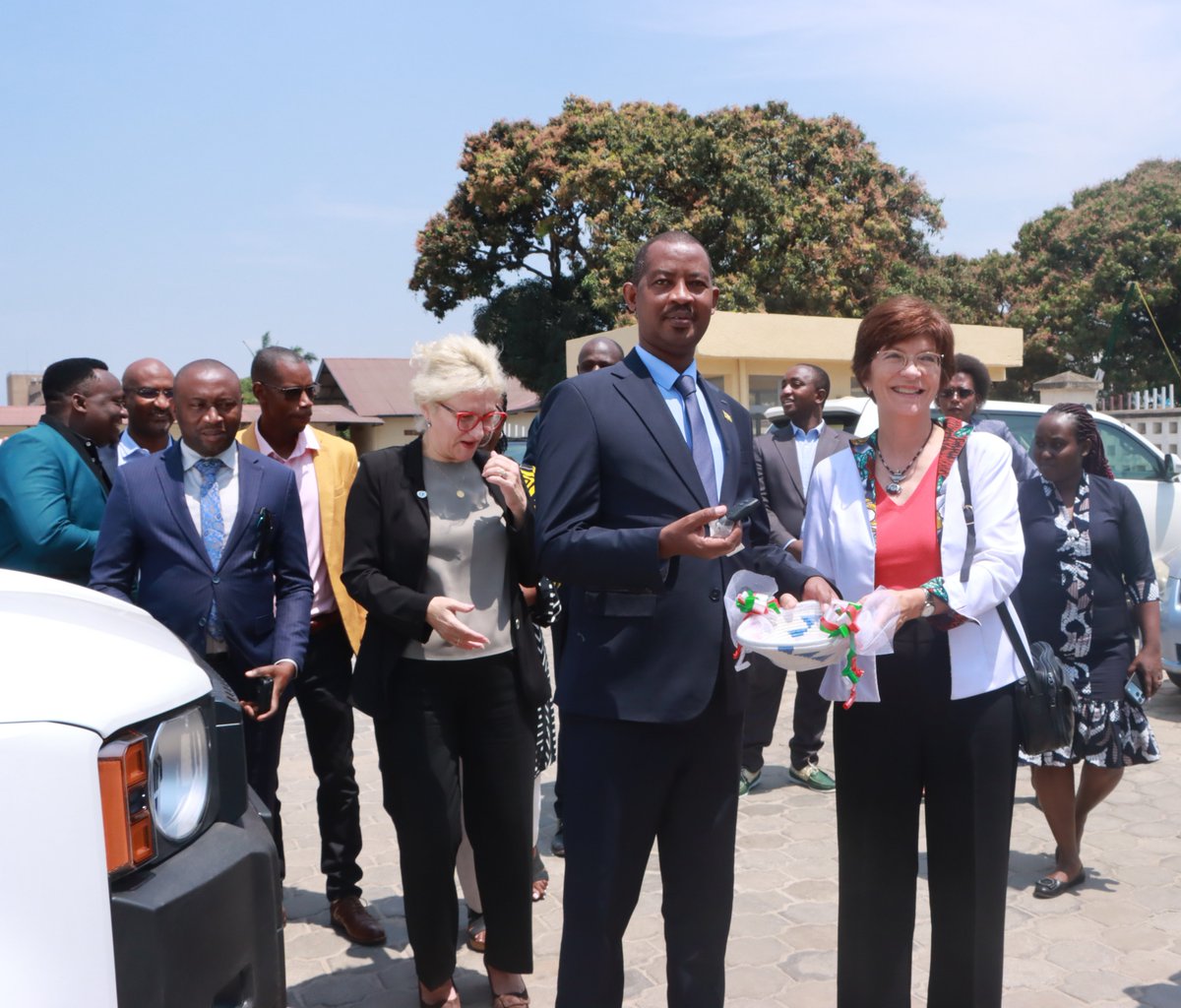 msp_burundi's tweet photo. ANTICIPER POUR MIEUX PROTEGER

Ce 18 septembre, le Ministre de la Santé Publique, @FideleDr, a réceptionné, au nom du Gouvernement, un important don d’équipements et d’intrants de santé d’une valeur de 1 337 679,66 USD, remis par la Directrice Régionale de l’UNICEF pour l’Afrique de l’Est et australe, accompagnée de la Représentante de @UNICEF_Burundi , en présence des hauts cadres et cadres du Ministère de la Santé Publique et des partenaires au développement.

Cet appui constitue un investissement stratégique dans la résilience de notre système de santé. Il vient soutenir la volonté du Gouvernement de construire un système capable non seulement de répondre aux crises sanitaires, mais surtout de les anticiper, les détecter précocement et agir à temps pour protéger la population.

Ce don comprend notamment des ordinateurs, des tablettes, des équipements de protection, des intrants nutritionnels, des réservoirs d’eau, des moyens destinés aux agents communautaires ainsi que des supports de communication. Ces équipements et intrants contribueront à renforcer la digitalisation du système de santé, la collecte et l’analyse des données, la prévention, la surveillance des maladies, la préparation et la réponse aux urgences sanitaires.

A travers cet appui, l’ UNICEF renouvelle également son engagement aux côtés du Burundi dans la lutte contre la malnutrition, en soutenant les interventions nutritionnelles visant à protéger les enfants et les populations les plus vulnérables.

Pays frontalier avec la RDC, où des cas de maladie à virus Ebola (MVE) sont signalés, le Burundi doit disposer de capacités solides de surveillance et d’alerte précoce, notamment aux points d’entrée, afin de protéger efficacement sa population.

Le Ministre de la Santé Publique a souligné que la santé est un investissement stratégique pour le développement du Burundi et que la protection de la mère, la survie et le développement de l’enfant, la lutte contre la malnutrition, la prévention des maladies et le renforcement de la résilience face aux épidémies sont au cœur des priorités nationales.

Ce don traduit la volonté de l’UNICEF d’accompagner le Burundi dans ses priorités nationales, notamment en matière de surveillance des maladies, de santé maternelle et infantile, de nutrition, de santé communautaire, de prévention des épidémies et de transformation numérique du système de santé.

@FideleDr a indiqué que le @BurundiGov salue la qualité et la solidité de la coopération avec l’UNICEF et réaffirme sa détermination à bâtir, conformément à la Vision Burundi 2040–2060, un système de santé plus accessible, équitable, moderne, résilient et performant.

Le Ministre a également interpellé les bénéficiaires sur leur responsabilité : assurer une gestion optimale, rationnelle, transparente et redevable de ces équipements, afin que chaque ressource produise un impact réel et durable au bénéfice de la population.

Anticiper les crises. Décider sur la base des données. Agir à temps. Protéger chaque vie.

#Burundi #UNICEF #SantéPublique #SurveillanceSanitaire #Digitalisation #DonnéesDeSanté #UrgencesSanitaires #Prévention #Résilience #SantéMaternelle #SantéInfantile #Nutrition #Burundi2040_2060