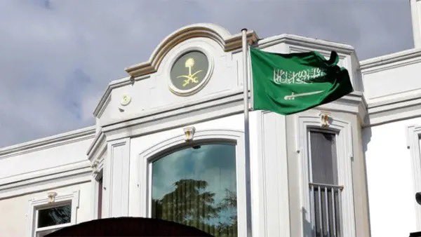 SaudiNews50's tweet photo. تنويه هام من السفارة السعودية في البرتغال:

•قانون حظر تغطية الوجه بالكامل في الأماكن العامة في البرتغال يبدأ من 23 سبتمبر 2026.

•المخالفة غرامتها تصل إلى 3 آلاف يورو.

•عقوبة إجبار شخص على إخفاء وجهه بالتهديد أو العنف تصل إلى السجن عامين أو الغرامة أو خدمة المجتمع.

- نأمل من المواطنين مراعاة القانون عند زيارة البرتغال بعد التاريخ المشار إليه.

-