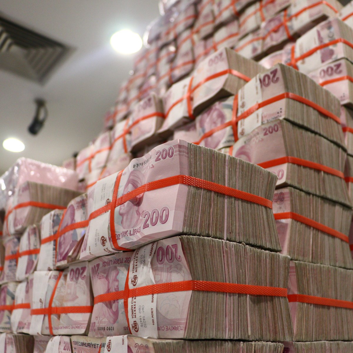 bpthaber's tweet photo. Reuters: “Türkiye Cumhuriyeti Merkez Bankası, 2 gün önce 240.000.000.000 TL değerinde döviz sattı.” https://t.co/fV2xOJO6Bd