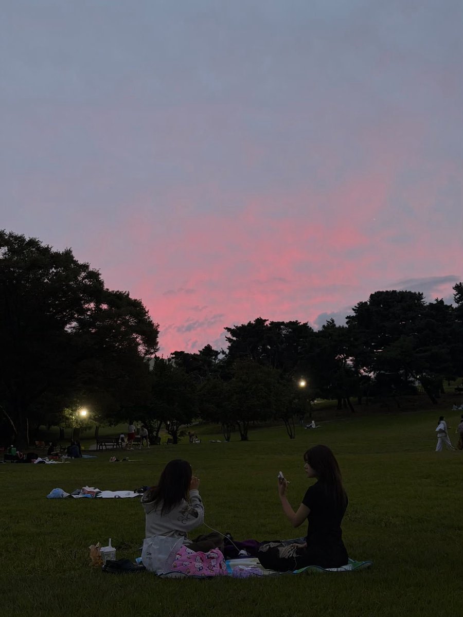 everywherewhite's tweet photo. 올림픽공원 지금이야.. ☁️ 지금이 아니면 안 됨 https://t.co/wSQERm2EWD