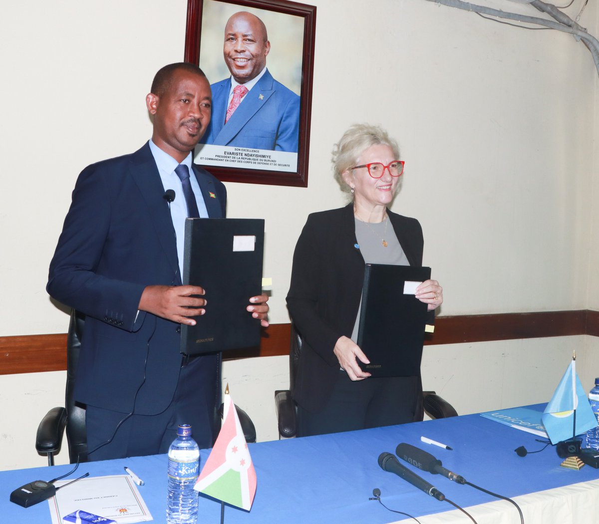 msp_burundi's tweet photo. ANTICIPER POUR MIEUX PROTEGER

Ce 18 septembre, le Ministre de la Santé Publique, @FideleDr, a réceptionné, au nom du Gouvernement, un important don d’équipements et d’intrants de santé d’une valeur de 1 337 679,66 USD, remis par la Directrice Régionale de l’UNICEF pour l’Afrique de l’Est et australe, accompagnée de la Représentante de @UNICEF_Burundi , en présence des hauts cadres et cadres du Ministère de la Santé Publique et des partenaires au développement.

Cet appui constitue un investissement stratégique dans la résilience de notre système de santé. Il vient soutenir la volonté du Gouvernement de construire un système capable non seulement de répondre aux crises sanitaires, mais surtout de les anticiper, les détecter précocement et agir à temps pour protéger la population.

Ce don comprend notamment des ordinateurs, des tablettes, des équipements de protection, des intrants nutritionnels, des réservoirs d’eau, des moyens destinés aux agents communautaires ainsi que des supports de communication. Ces équipements et intrants contribueront à renforcer la digitalisation du système de santé, la collecte et l’analyse des données, la prévention, la surveillance des maladies, la préparation et la réponse aux urgences sanitaires.

A travers cet appui, l’ UNICEF renouvelle également son engagement aux côtés du Burundi dans la lutte contre la malnutrition, en soutenant les interventions nutritionnelles visant à protéger les enfants et les populations les plus vulnérables.

Pays frontalier avec la RDC, où des cas de maladie à virus Ebola (MVE) sont signalés, le Burundi doit disposer de capacités solides de surveillance et d’alerte précoce, notamment aux points d’entrée, afin de protéger efficacement sa population.

Le Ministre de la Santé Publique a souligné que la santé est un investissement stratégique pour le développement du Burundi et que la protection de la mère, la survie et le développement de l’enfant, la lutte contre la malnutrition, la prévention des maladies et le renforcement de la résilience face aux épidémies sont au cœur des priorités nationales.

Ce don traduit la volonté de l’UNICEF d’accompagner le Burundi dans ses priorités nationales, notamment en matière de surveillance des maladies, de santé maternelle et infantile, de nutrition, de santé communautaire, de prévention des épidémies et de transformation numérique du système de santé.

@FideleDr a indiqué que le @BurundiGov salue la qualité et la solidité de la coopération avec l’UNICEF et réaffirme sa détermination à bâtir, conformément à la Vision Burundi 2040–2060, un système de santé plus accessible, équitable, moderne, résilient et performant.

Le Ministre a également interpellé les bénéficiaires sur leur responsabilité : assurer une gestion optimale, rationnelle, transparente et redevable de ces équipements, afin que chaque ressource produise un impact réel et durable au bénéfice de la population.

Anticiper les crises. Décider sur la base des données. Agir à temps. Protéger chaque vie.

#Burundi #UNICEF #SantéPublique #SurveillanceSanitaire #Digitalisation #DonnéesDeSanté #UrgencesSanitaires #Prévention #Résilience #SantéMaternelle #SantéInfantile #Nutrition #Burundi2040_2060