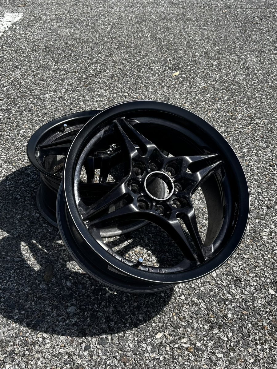 civic_modoki's tweet photo. 一応ミーティング前にお披露目的な？
本当はP1通しで行くつもりやったけどキャリパー干渉してあかんかったのでフロントは秘蔵のSSR タイプXで行きます！！
リア7jのフロント6.5jっていうヘンテコサイズやけどワイトレ入れたらちょうどいい感じでニヤケとまりません🤤
明日はよろしくお願いします！！ https://t.co/t31YLTbZSz