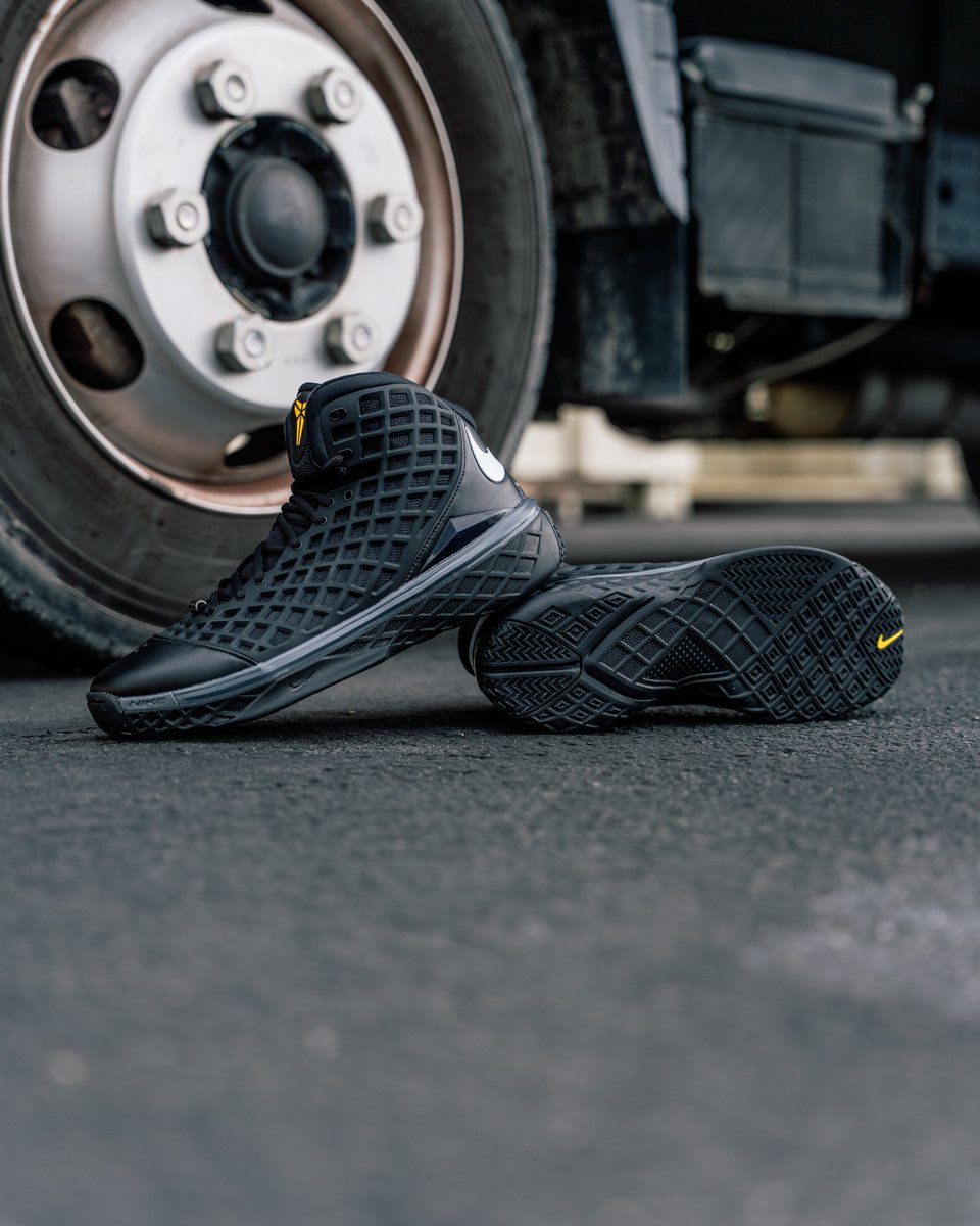 menscloset407's tweet photo. The legendary 2008 orca inspired classic is back this Saturday, September 26, 2026 at 10:00 AM with the release of the Kobe 3 Protro 'Black and White'. 🌪️

Hit our bio link to cop your pair on drop day!
#Kobe3Protro #MambaMentality #KobeBryant #SneakerRelease #NikeBasketball https://t.co/OjxkdPL6mc