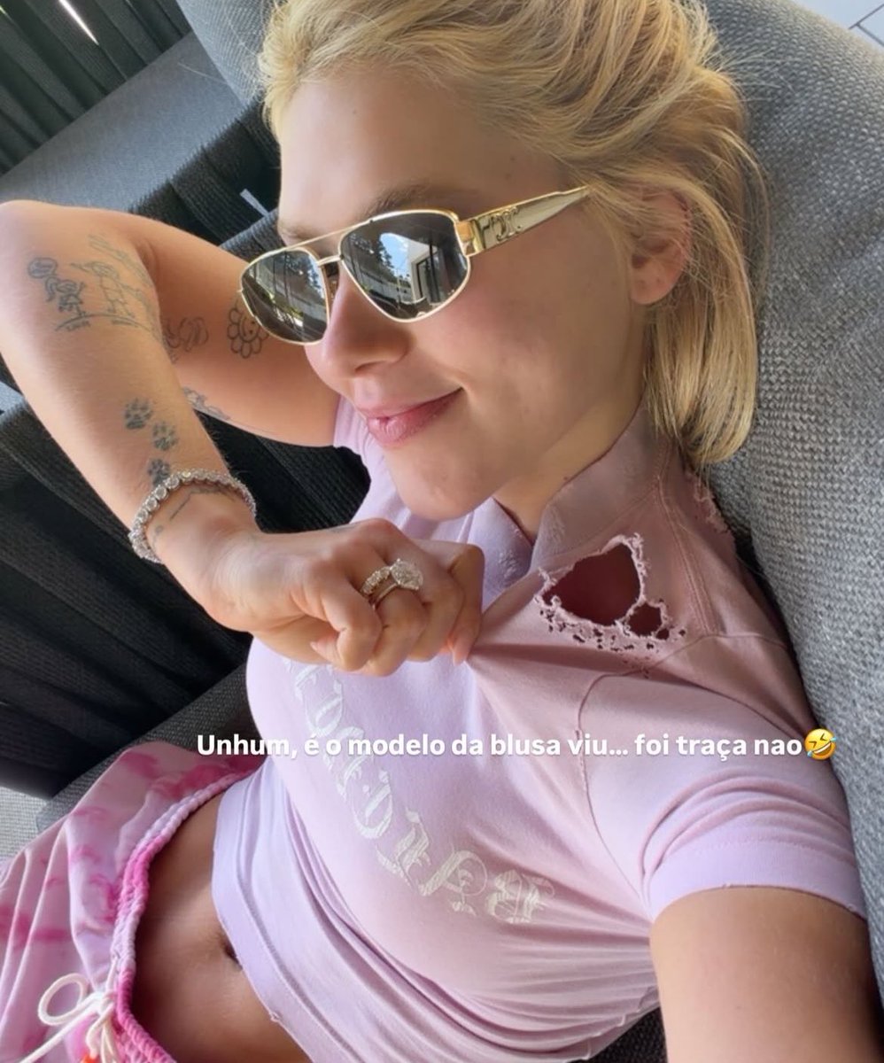 PortalBabados's tweet photo. 🚨RICA: E a Virgínia Fonseca que pagou R$2.300 reais em uma camisa rasgada da Balenciaga e ainda brincou: “Não é traça, é o modelo da camisa” Quem pode, pode! 🗣️ https://t.co/acTeViwD33