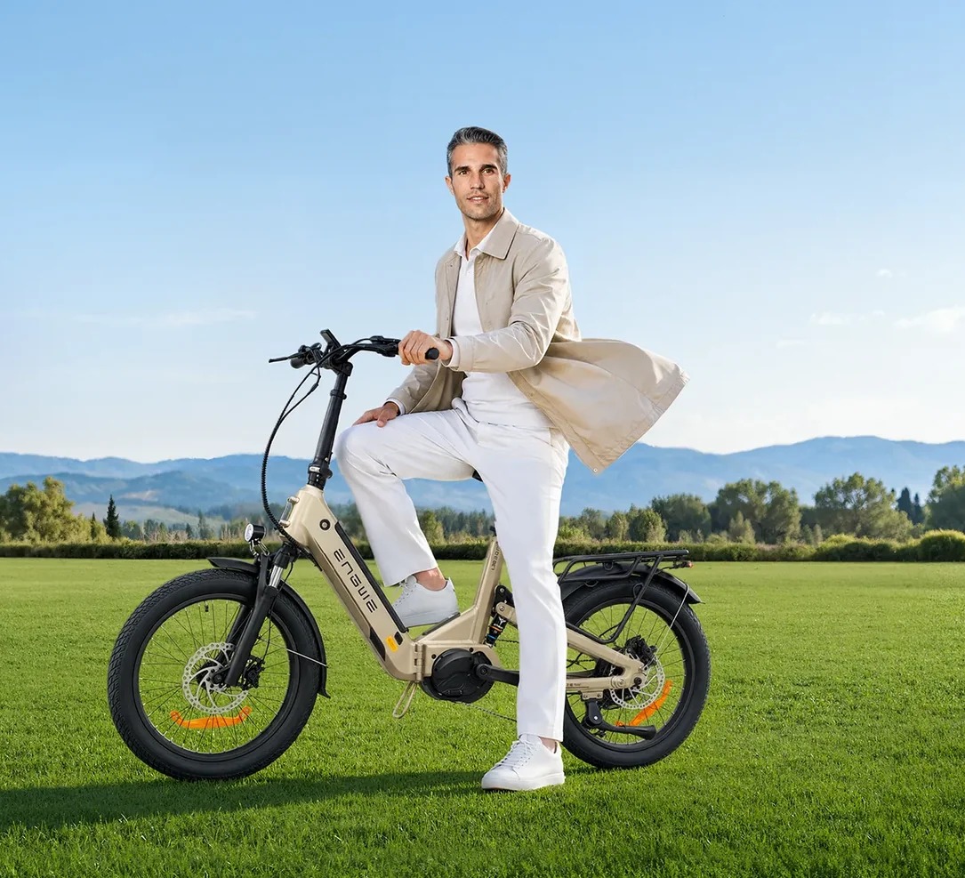 UX_Tech_FR's tweet photo. Robin van Persie devient le nouvel ambassadeur d’ENGWE ! 🚲

La légende néerlandaise s’associe à la marque de vélos électriques autour de la campagne « GOOD AS GOAT » et roulera notamment avec la série ENGWE L20 3.0. 🔥

Un partenariat lancé à l’approche du Car-Free Day européen du 22 septembre.

#ENGWE #RobinVanPersie #Ebike #Mobilité #Tech #UxTech