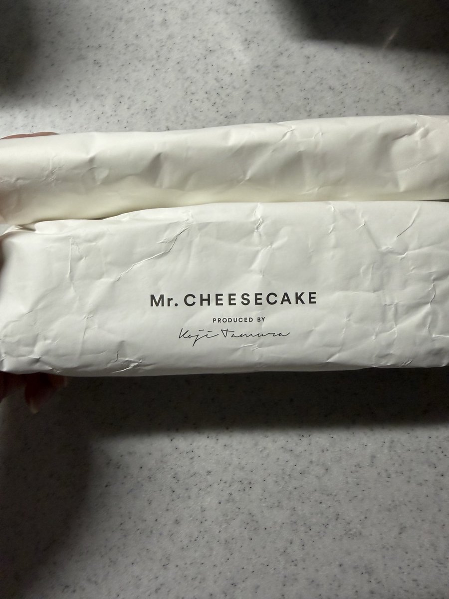 RoadYaki29's tweet photo. 銀座sixでMr.チーズケーキ購入。4000円して高くない？とか思ったし、解凍もしないといけなくてめんどくさいとも思ったけど、食べてみたらうまい！酸味も少しあって良き。高級なチーズケーキ。 https://t.co/5OVFuIMWEA