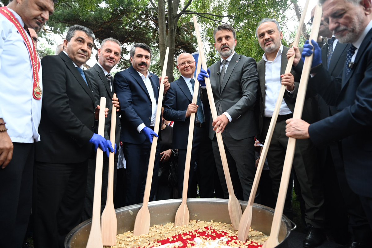davutgurkan's tweet photo. Büyükşehir Belediyemiz tarafından Bursamızın fethinin 700. yılı münasebetiyle “Fetheden Lezzetler” temasıyla düzenlenen 5. Uluslararası Bursa Gastronomi Festivali açılış programında hemşehrilerimiz ile festival coşkumuzu paylaştık. https://t.co/93T1iN4gMh