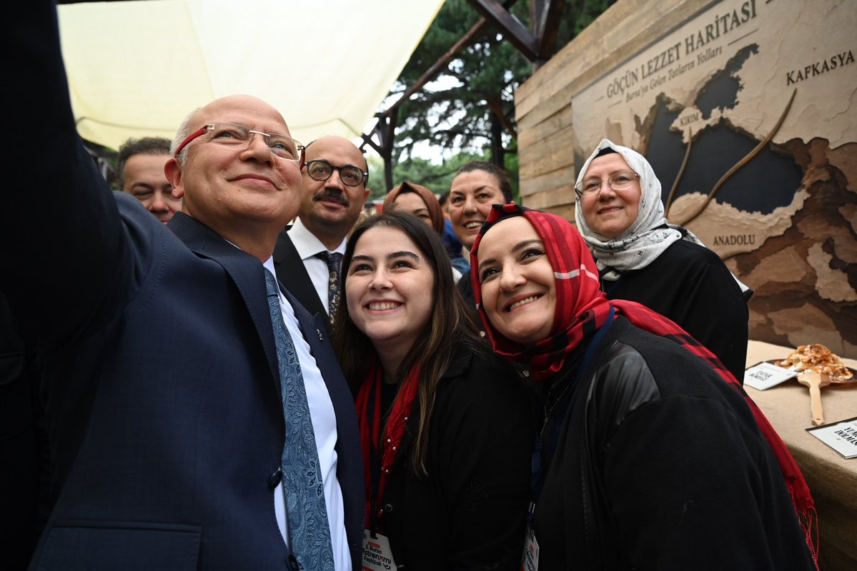davutgurkan's tweet photo. Büyükşehir Belediyemiz tarafından Bursamızın fethinin 700. yılı münasebetiyle “Fetheden Lezzetler” temasıyla düzenlenen 5. Uluslararası Bursa Gastronomi Festivali açılış programında hemşehrilerimiz ile festival coşkumuzu paylaştık. https://t.co/93T1iN4gMh