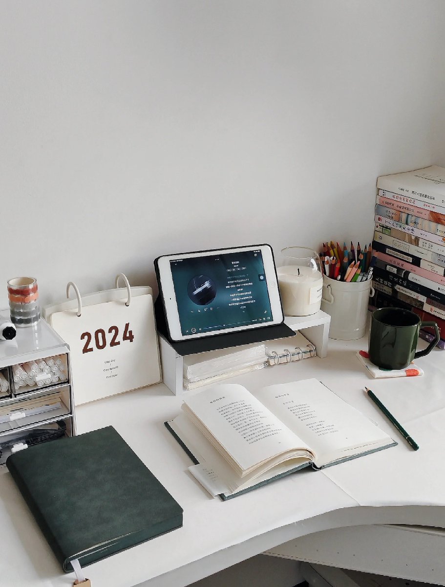aelil854588's tweet photo. Transforming my desk into a cozy productivity zone – small plants, warm lamp and neat notes make every workday better! https://t.co/HiLz5uYubr