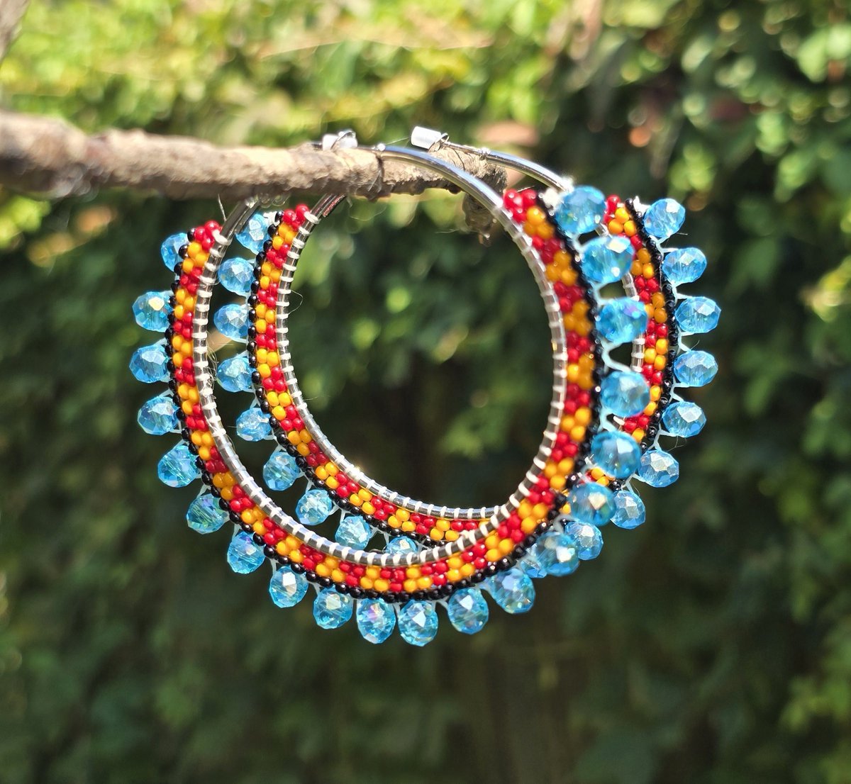 beauxbeautyblog's tweet photo. Summer Heat... beaded hoop earrings available in my Et$y shop at https://t.co/4BZUp7srx4 with FREE US shipping! Qagaasakuq- thank you for looking! 🌞 #AlaskaNative #FirstNations #NativeMade #Beadwork https://t.co/poUCxI1YrI