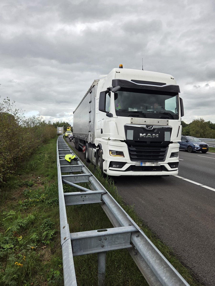 Teamverkeerob's tweet photo. Een vrachtwagenchauffeur (38) dacht vrijdagmiddag een half uur #pauze te kunnen nemen langs de A2 bij knooppunt #Vught. Omdat de #vluchtstrook ophield moest tijdelijk een rijstrook worden afgekruist om hem weer op weg te helpen. Hij kreeg een bon van €320,- #levensgevaarlijk https://t.co/SRuVYQ3Ltz