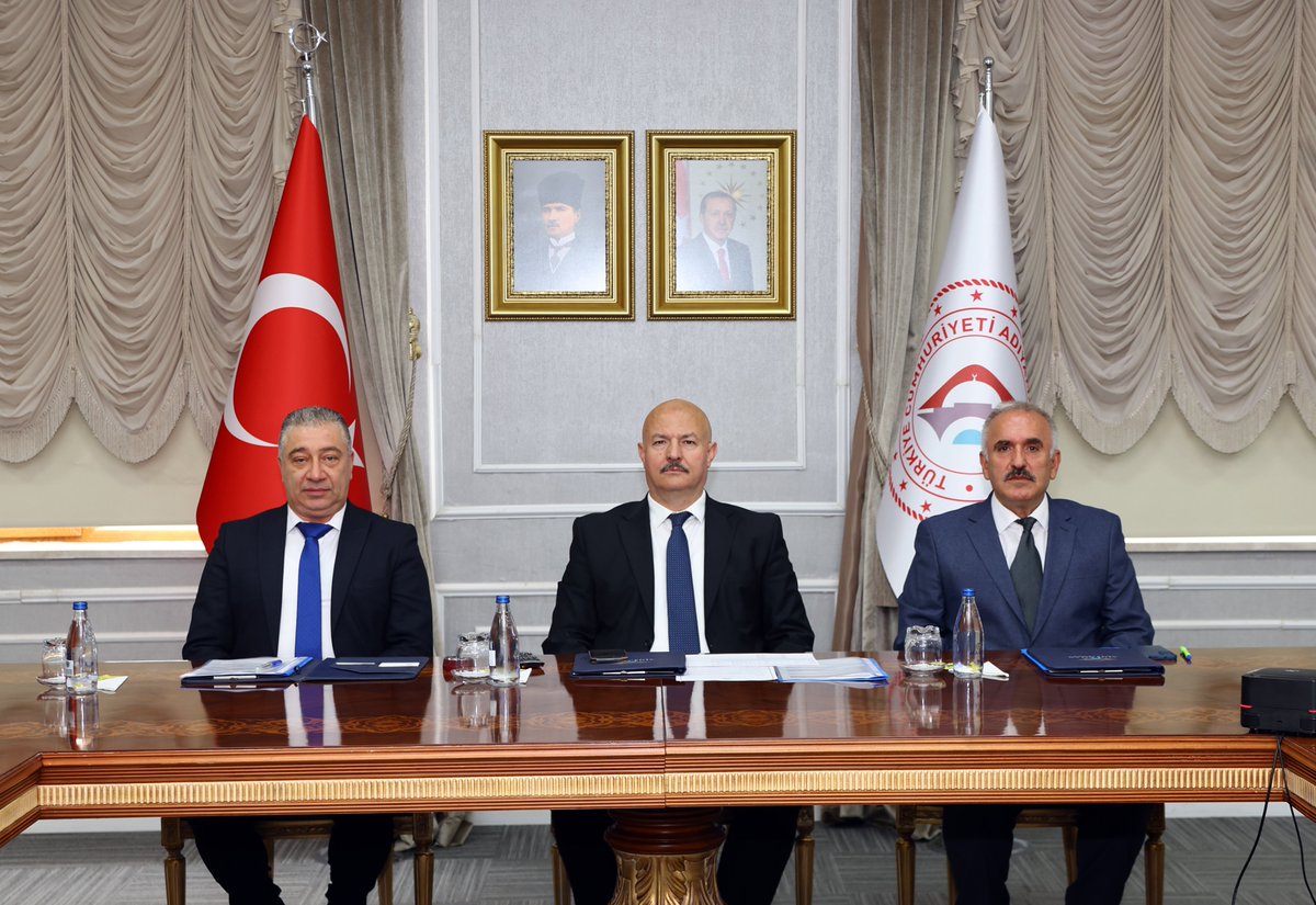 adiyamangovtr's tweet photo. Valimiz Sayın Abdullah Küçük, İçişleri Bakanımız Sayın Mustafa Çiftçi ile Aile ve Sosyal Hizmetler Bakanımız Sayın Mahinur Özdemir Göktaş başkanlığında video konferans yöntemiyle gerçekleştirilen “İl ve İlçe Sosyal Yardımlaşma ve Dayanışma Vakıfları Performans Karnesi” konulu toplantıya katıldı.

Toplantıda; vatandaşlarımıza ulaştırılan sosyal yardım hizmetlerinin etkin, hızlı ve ihtiyaç odaklı şekilde yürütülmesine yönelik çalışmalar ile İl ve İlçe Sosyal Yardımlaşma ve Dayanışma Vakıflarının hizmet performansları değerlendirildi.