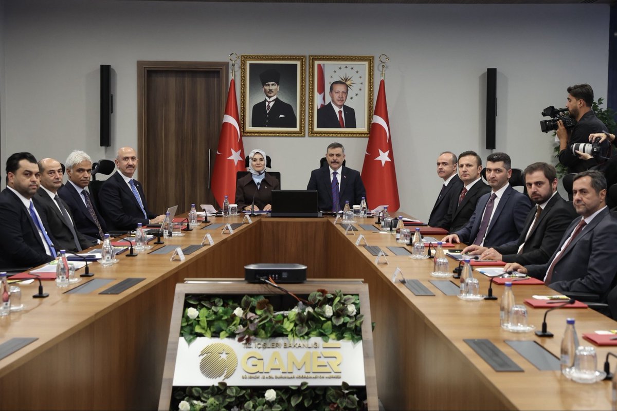 adiyamangovtr's tweet photo. Valimiz Sayın Abdullah Küçük, İçişleri Bakanımız Sayın Mustafa Çiftçi ile Aile ve Sosyal Hizmetler Bakanımız Sayın Mahinur Özdemir Göktaş başkanlığında video konferans yöntemiyle gerçekleştirilen “İl ve İlçe Sosyal Yardımlaşma ve Dayanışma Vakıfları Performans Karnesi” konulu toplantıya katıldı.

Toplantıda; vatandaşlarımıza ulaştırılan sosyal yardım hizmetlerinin etkin, hızlı ve ihtiyaç odaklı şekilde yürütülmesine yönelik çalışmalar ile İl ve İlçe Sosyal Yardımlaşma ve Dayanışma Vakıflarının hizmet performansları değerlendirildi.