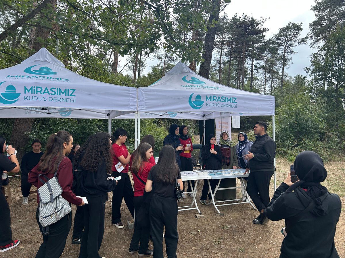 gencmirasimiz's tweet photo. Gençlik Kolları Teşkilatı olarak, Dünya İzcilik Vakfı ve Türkiye İzcilik Federasyonu'nun iş birliğiyle düzenlenen "Doğada İnsan Var Festivali'ne" (DİVFEST) katıldık. 

Standımızı ziyarete gelen öğrencilerimizi Kudüs, Mescid-i Aksâ ve faaliyetlerimiz hakkında bilgilendirdik. https://t.co/DBfKAL8VnF