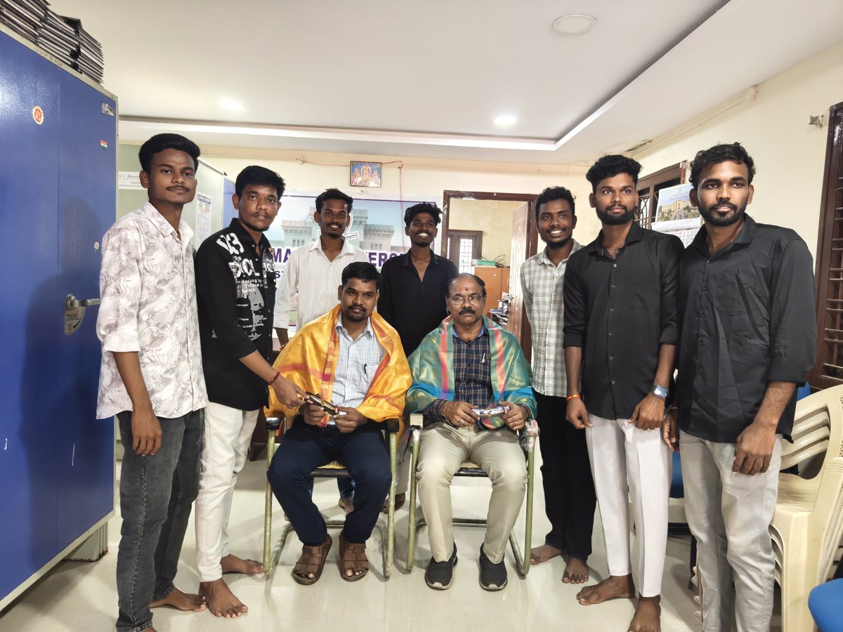YATAPRAVEEN's tweet photo. Small felicitation by My PG Students @Narsapur @jambamma @DrMachaRamesh https://t.co/syYmAN6dmJ