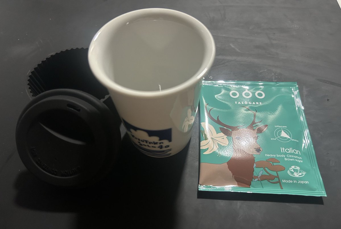 szr_k927_px's tweet photo. マグカップの続報です。
ラバー部分は外れました。
サイズはこんな感じで、高さ10cm、飲み口直径8cmでした🥰
#杉山清貴
#40th
#アニバーサリーツアー
#マグカップ https://t.co/tYCkrS1Jl0