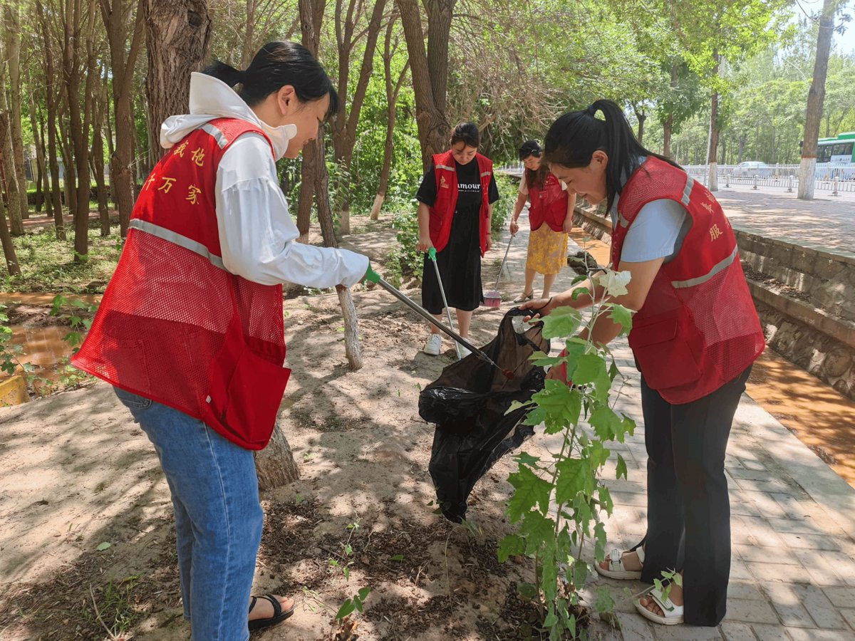 caitd161894's tweet photo. Join our weekend community garden cleanup!  This Sat 9AM at Central Park Pavilion—bring gloves u0026 water, fresh air + new neighbors await!  Sign up: [link] https://t.co/3OdQfZjbrD