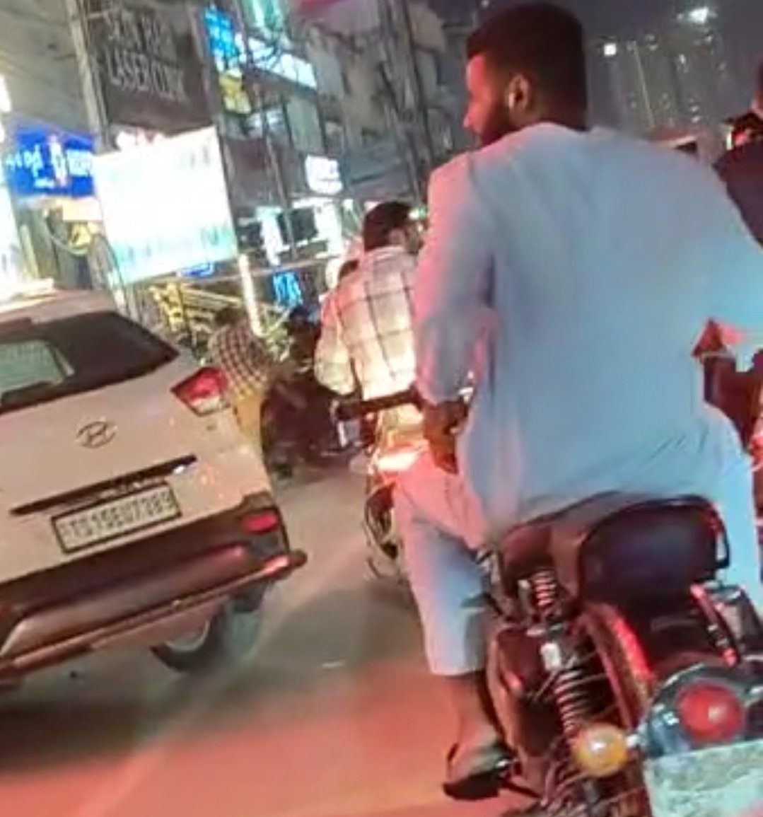 kktsmedia's tweet photo. @CYBTRAFFIC
@RCPURAMTRPS
No number plate,
With out helmet 🪖
Silencer sound,
But he is using ear buds 🤔
#NoModifiedSilencer
#noisepollution
#soundpollution
#RoadSafety
#NumberPlateViolation
@TOIHyderabad
@ntdailyonline
@V6News https://t.co/ChMEAHcVw1