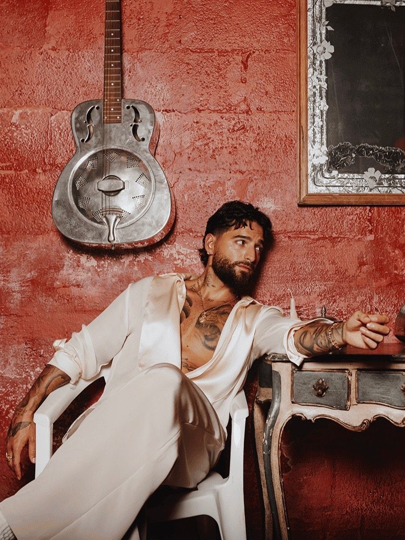 BuzzTalkonX's tweet photo. Maluma looking so handsome and yummy in these new photos 😍😍🔥💛 https://t.co/o0yy4e7way