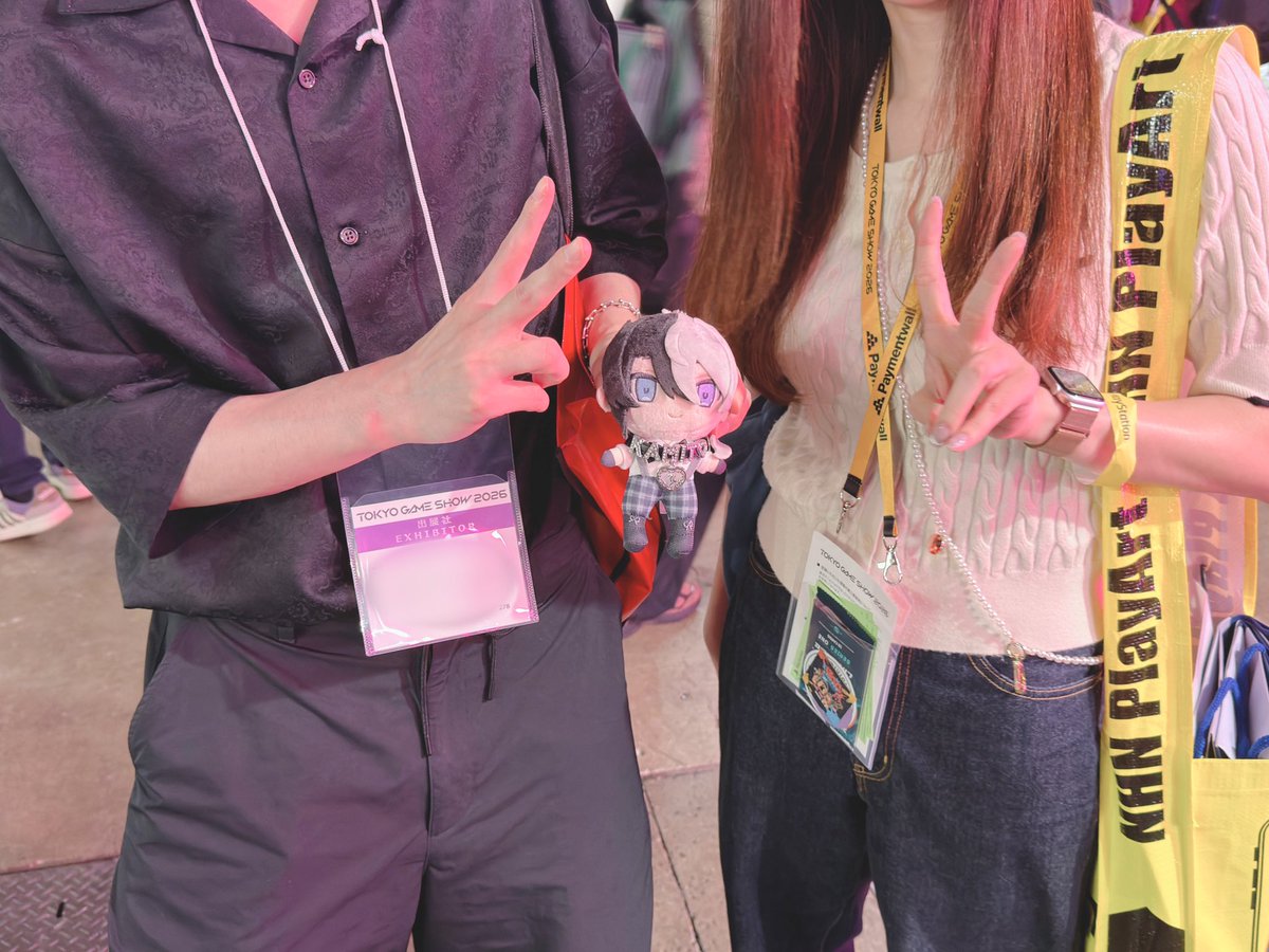 RaRaRamiN_s2's tweet photo. なんて書こうか迷いに迷って今になったけど、今年もあの広い会場で本当に奇跡的にかみとさんヘンディーさんがいらっしゃってお話できました😭お二人から神GODファンサをいただいて今年もTGSに墓を建てました…本当に本当にありがとうございました😭※写真up許可いただいてます https://t.co/3Brdam1XOn