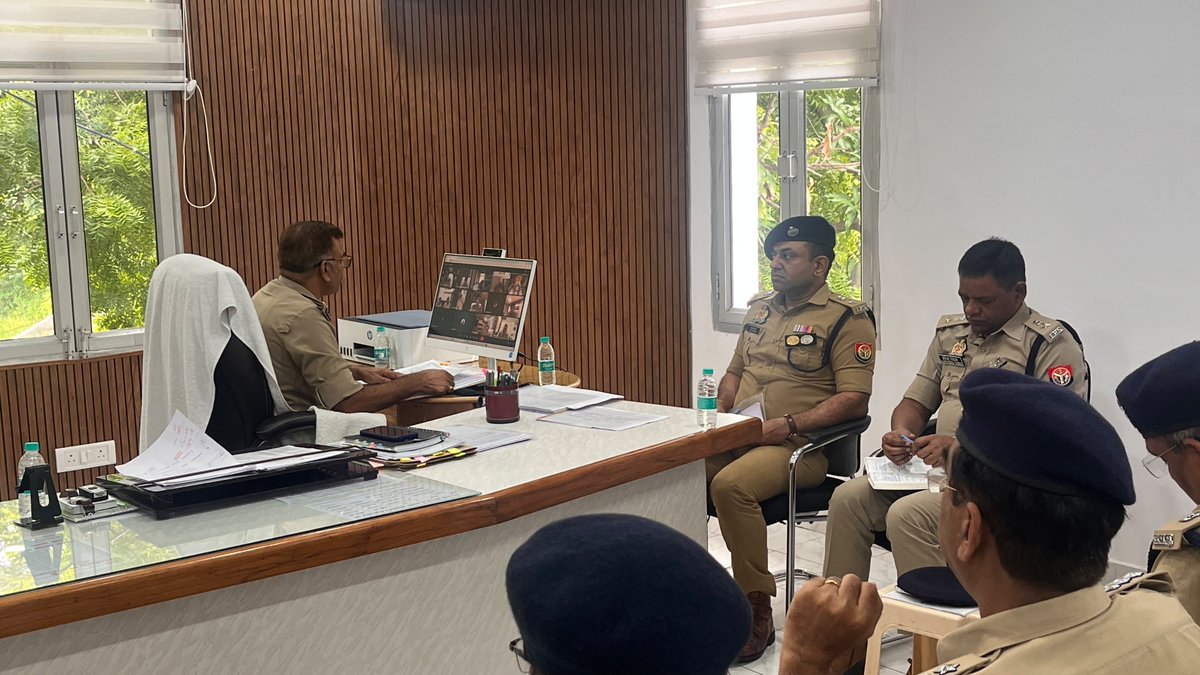 LkwDig49071's tweet photo. आज दिनांक 18.09.2026 को पुलिस उपमहानिरीक्षक, पीएसी लखनऊ अनुभाग श्री किरीट राठोड द्वारा पीएसी लखनऊ/अयोध्या अनुभाग की अधीनस्थ वाहिनियों तथा SDRF के लंबित प्रकरणों की मासिक समीक्षा गोष्ठी आयोजित की गई। बिंदुवार समीक्षा कर समयबद्ध एवं गुणवत्तापूर्ण निस्तारण हेतु आवश्यक निर्देश दिए गए https://t.co/p5Nue7Iwho