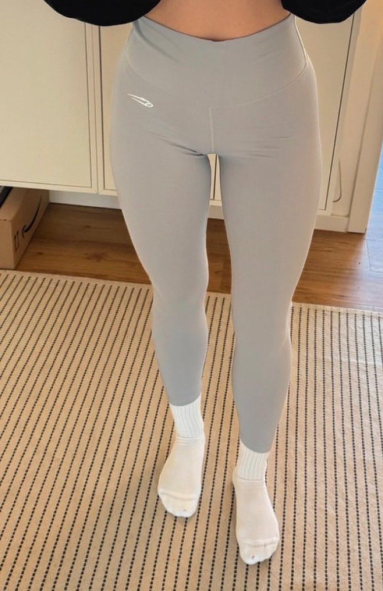 goddessjuleee's tweet photo. Weiße Socken plus Leggins -> 😵‍💫🍤 https://t.co/0vTbQX0YXs