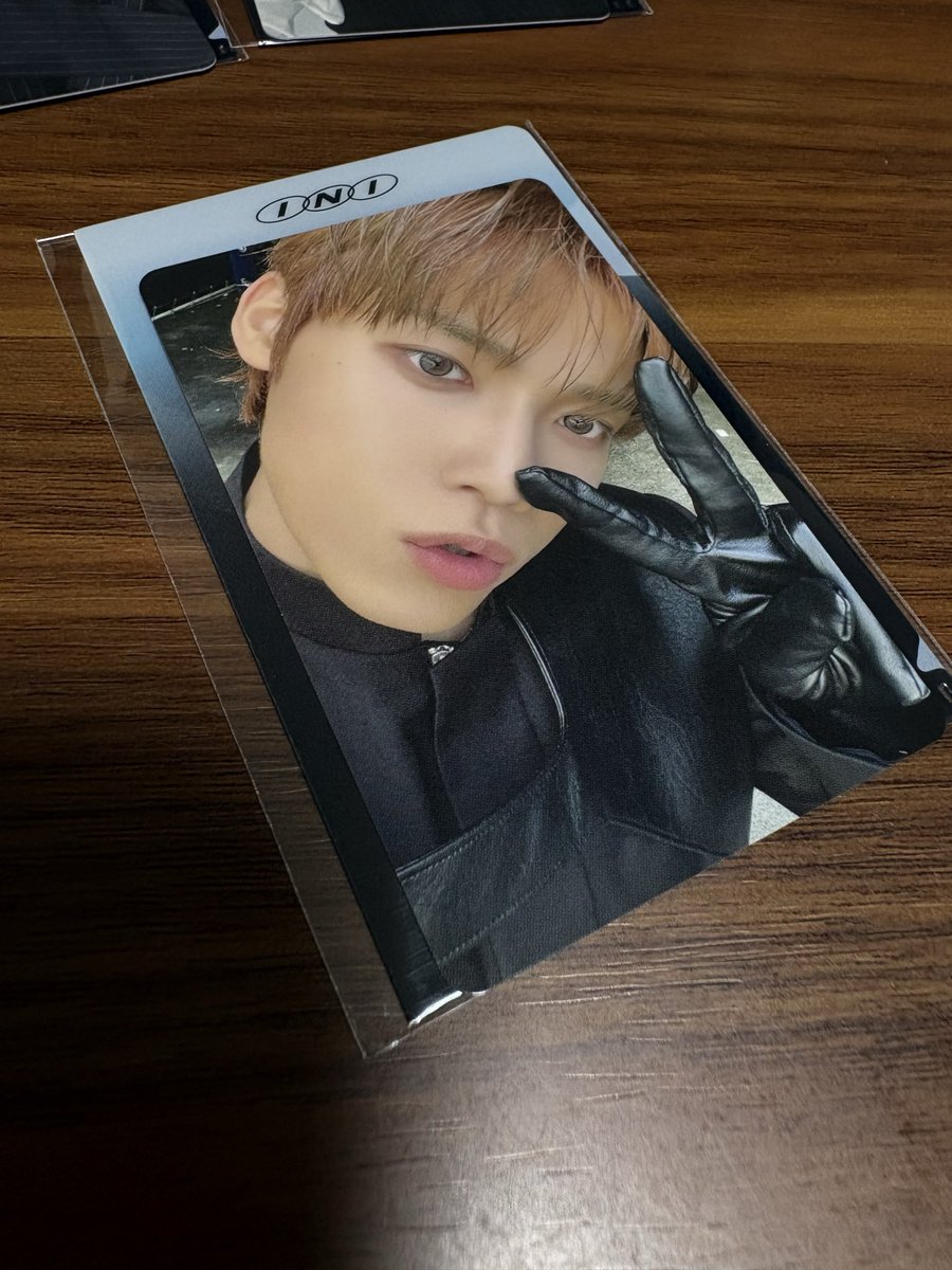 INI_0108's tweet photo. 地方民のためライブ前泊のため💿受け取れなかくてやっと荷解きとか終わって開封
そしたらなんと柾哉が来てくれた💛
今日から現実頑張ります（ ; ; ）
INIみんな幸せをありがとう☺︎ https://t.co/CX7a3hqzfL