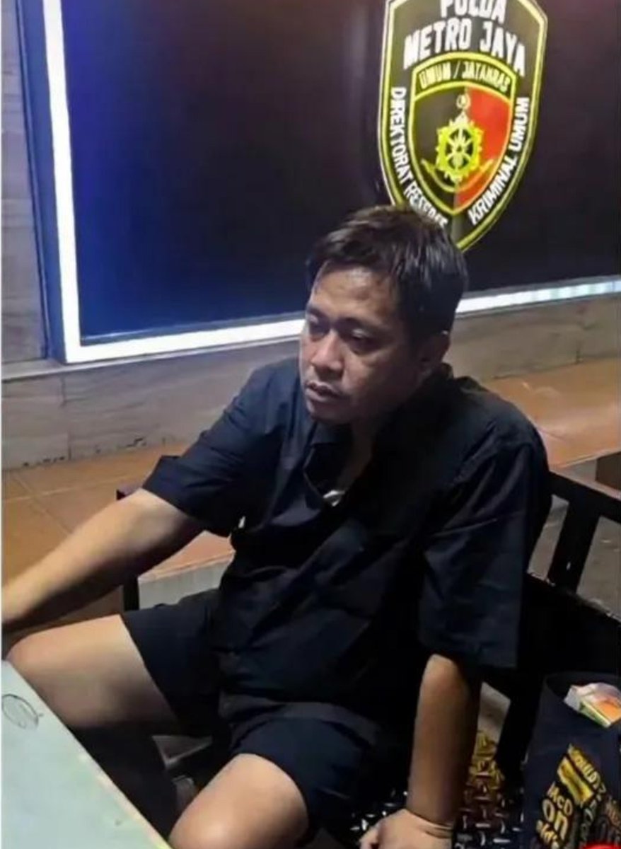 indepenSumatera's tweet photo. Bang jago terlihat lemas dan letoy padahal saat nendang adek itu sok keras kali gayanya.  Semoga tidak ada hitam diatas putih apalagi pakai kemeja putih. https://t.co/lRurbjvdGO