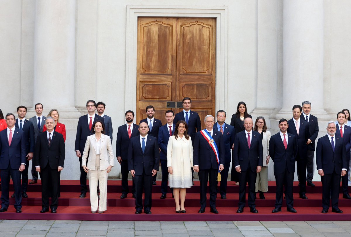 mindefchile's tweet photo. Ministro Barros y subsecretarios de la cartera de Defensa participan en foto oficial junto al Presidente José Antonio Kast.🇨🇱 https://t.co/gCvl8zXrnF