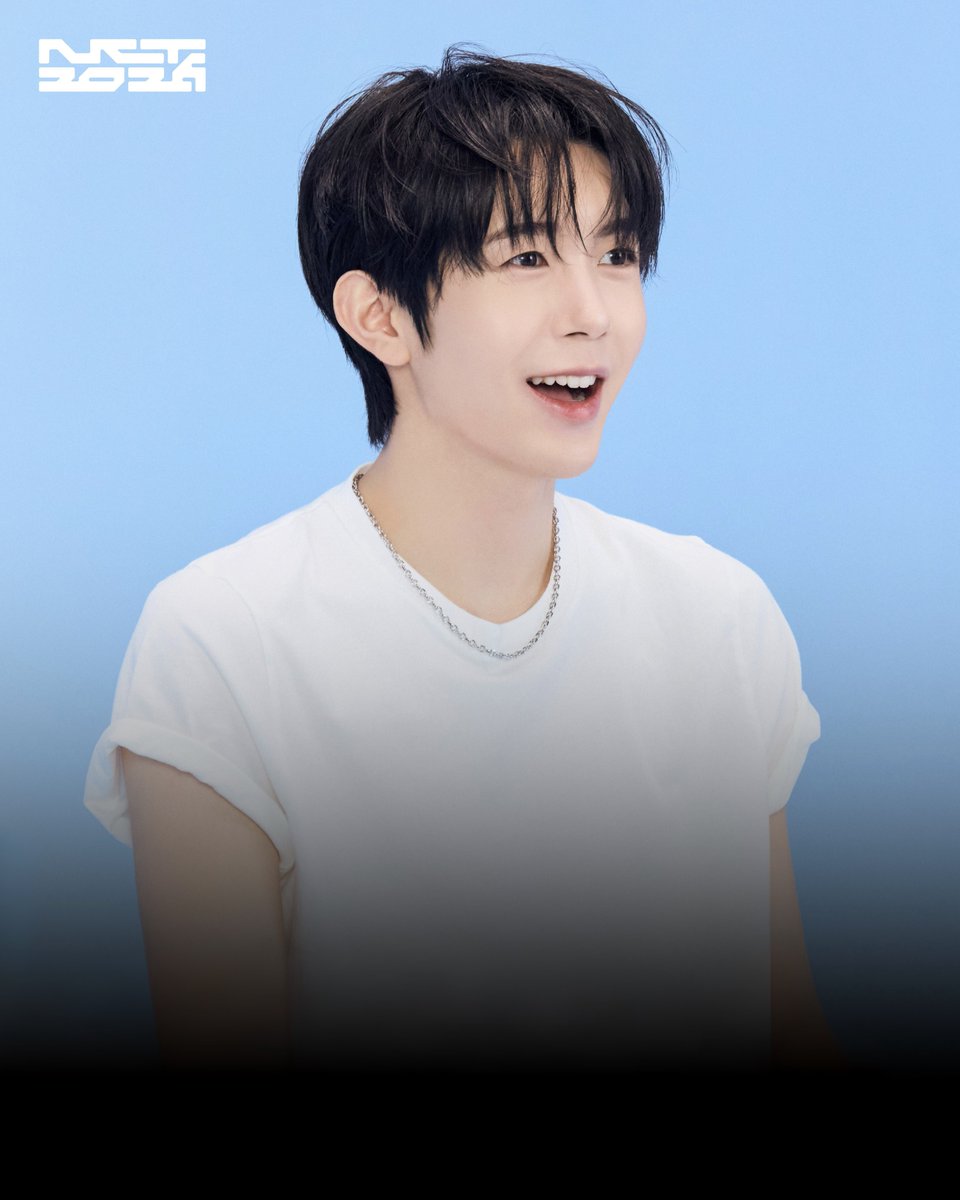 mybin_20's tweet photo. NCT NEO DIMENSION 인터뷰북 #료 -2

Q. 만약 NCT가 아니었다면, 지금 어떤 일을 하고 있을까요?
A. 만약 지금의 제가 아니었다면, 어릴 때 꿈이 워낙 많았어서 어떤 일을 하고 있을지 잘 상상이 안 가요. 어쩌면 평범한 회사원이 되어 있을 수도 있고요. 하지만 어떤 일을 하든, 아마 꾸준히 NCT 형들을 응원하는 시즈니였을 것 같습니다. 

Q. 만약 현실에서 마음대로 컨트롤 할 수 있는, 남들은 모르는 나만의 ‘특별한 능력’ 생긴다면?
A. 저는 ‘상대방의 속마음을 읽을 수 있는 감각’을 가지고 싶어요. 사실 제거 좀 무딘 편이라, 주변 사람들의 마음을 더 섬세하게 살필 수 있으면 좋을 것 같아요. 속으로 어떤 생각을 하고 있는지는 진짜 알기 어려우니까, 그 마음을 들여다볼 수 있다면 좋을 것 같습니다. 

Q. NCT의 공식 컬러가 ’펄 네오 샴페인‘이잖아요. 일상 소품 중에 NCT의 상징 컬러 아이템을 가지고 계신가요?
A. 저는 좀 많은 편이예요.(웃음) 후드티, 티셔츠, 반바지, 가방도 있고, 예전에 콘서트에 갈 때도 공식 색으로 맞춰 입고 갔을 정도로 엄청 많아요. 최근에는 어머니께서 휴대폰 케이스도 NCT 공식 컬러로 사주셨어요. 

Q. 시즈니와 함께한 순간을 영상으로 남긴다면, BGM으로 어떤 곡을 선택하고 싶나요?
A. NCT WISH의 <WICHU>를 고르고 싶어요. 이 노래를 들으면 시즈니분들과 함께했던 소중한 순간들이 자연스럽게 떠오르는 것 같아요.