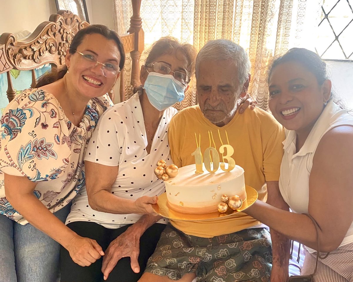 victorrpolo's tweet photo. Felix Segundo Del Castillo Romero cumplió en el día de ayer 103 años de vida .
Lindo detalle de @machy_sm que le envió una espectacular torta con el número de su existencia .

Feliz cumpleaños Maestro Félix de parte de toda tu familia .
Gracias Machy este detalle con todos aquellos que pasan la barrera de los 100 años es un homenaje de respeto a la vida .
