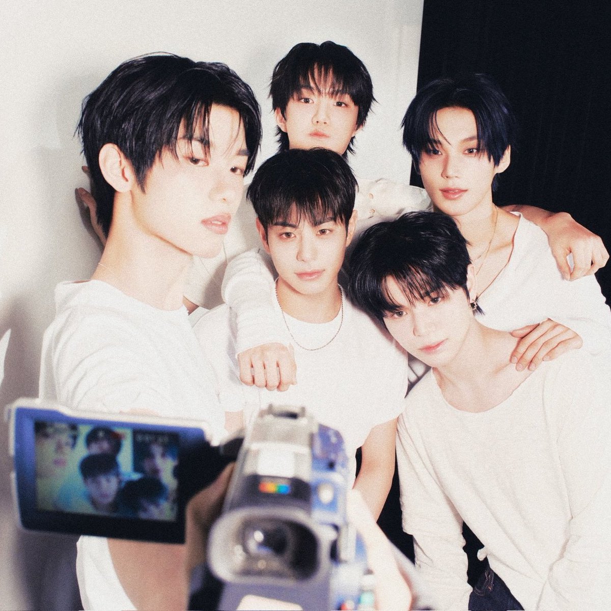 OneilyMusic's tweet photo. 3 years ago today, EVNNE made their debut. https://t.co/a0xQ2mDhWv