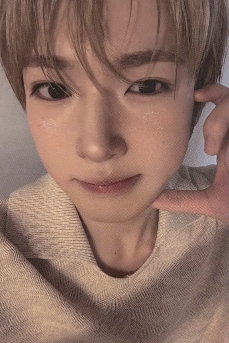 WISHlYOU's tweet photo. #사쿠야 전시회 인터뷰북 / 후드집업 포카 레전드인데 너무 노란색이야 이거 색감만 보정해도 훨씬 예뻐짐 ♡ https://t.co/oK4DrfcAFo