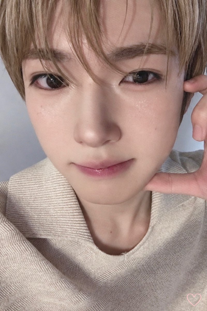 WISHlYOU's tweet photo. #사쿠야 전시회 인터뷰북 / 후드집업 포카 레전드인데 너무 노란색이야 이거 색감만 보정해도 훨씬 예뻐짐 ♡ https://t.co/oK4DrfcAFo