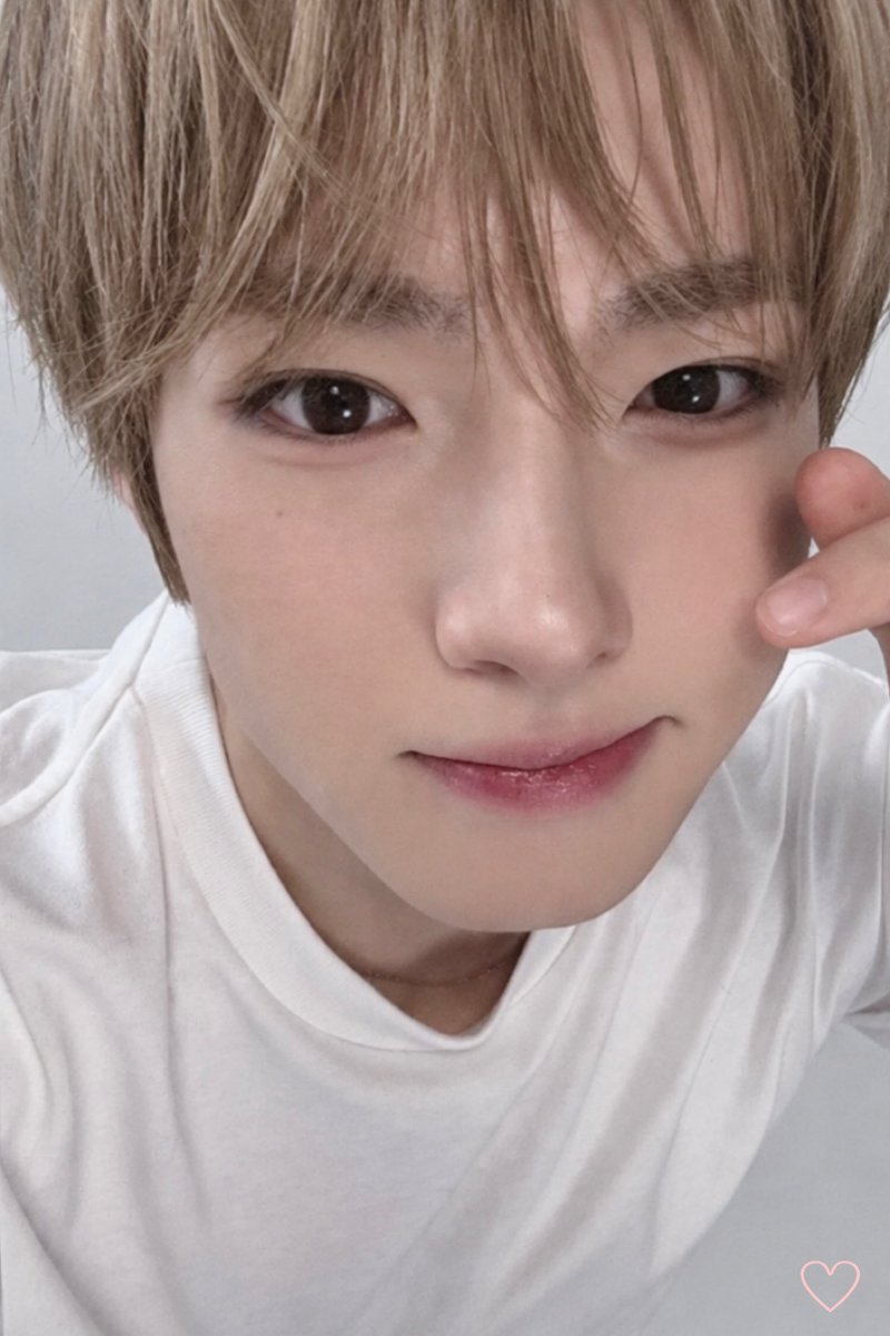 WISHlYOU's tweet photo. #사쿠야 전시회 인터뷰북 / 후드집업 포카 레전드인데 너무 노란색이야 이거 색감만 보정해도 훨씬 예뻐짐 ♡ https://t.co/oK4DrfcAFo