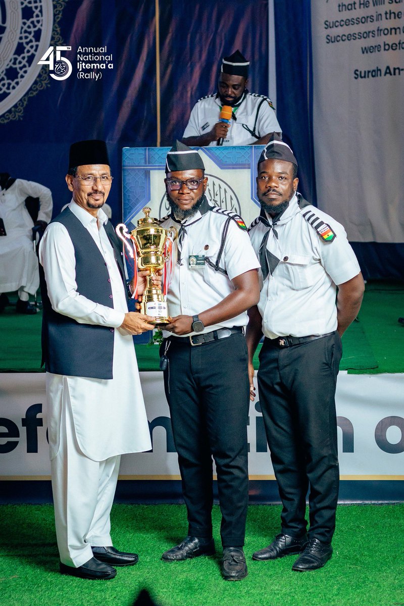 mkaghana's tweet photo. Central West Ilaqa receives the award for its outstanding performance in the Route March at the 45th Annual Ijtemaโa. ๐ฌ๐ญ๐
#45thIjtema #MKAGH #RouteMarch #CentralWestIlaqah #KhuddamulAhmadiyya https://t.co/MYAyVYmlwM