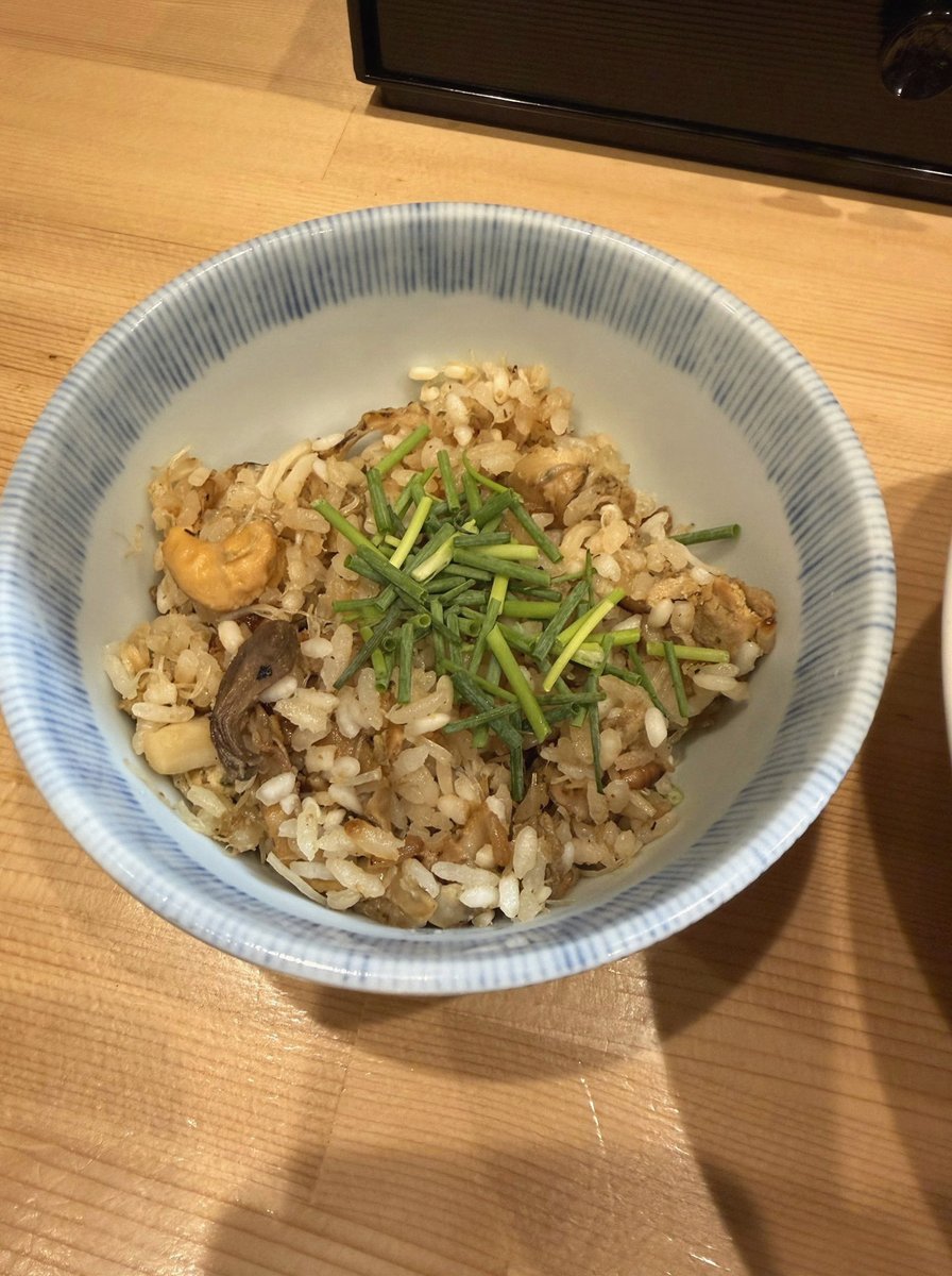 knp109's tweet photo. ムスメの部屋、シルバニアのジオラマみたいなのと色んなフィギュアが大量に飾られてるんだけど地震がくるとガタガタ���チャガチャ凄くて雪崩起きたらと怖くなる https://t.co/eA3EuVI9Hx