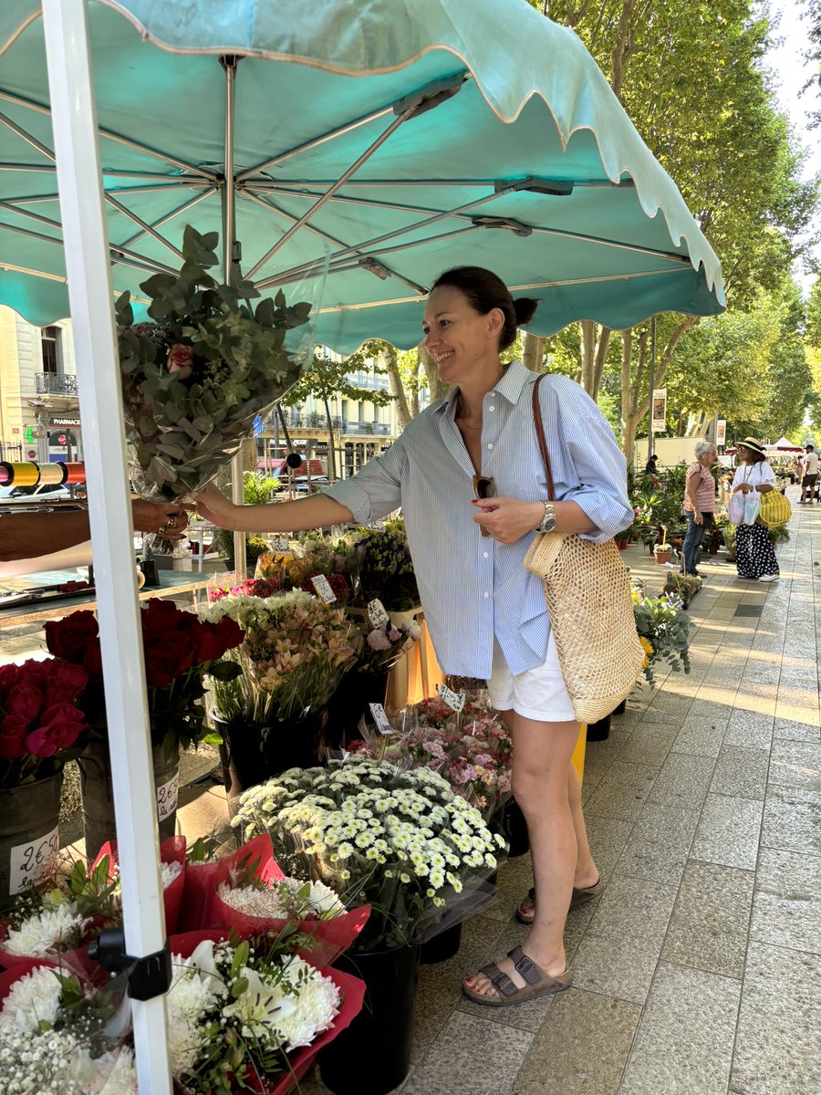 MiriamGutierM's tweet photo. Es viernes en Béziers, tiempo de elegir flores frescas en el mercado y perderse pedaleando bajo los árboles del parque de los poetas. Feliz viernes! #Beziers #France #Herault #PlateauDesPoetes #Occitanie https://t.co/UDBPqBnBkg