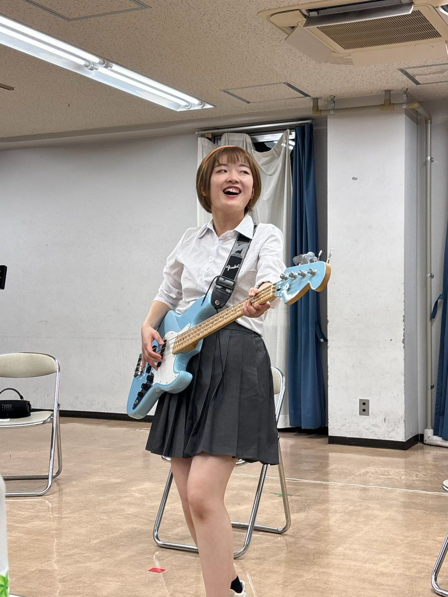 rinrindes92's tweet photo. #去年の夏
本番まであと3日‼️
制服は高校生ぶりですね…
普段スカート履かないからこれはレア写真です。あ、ブロマイドはスカート無かったのでズボンです((
貴重な制服姿、ぜひ劇場でご覧ください！！🤣🤣 https://t.co/efDTRYJm8i