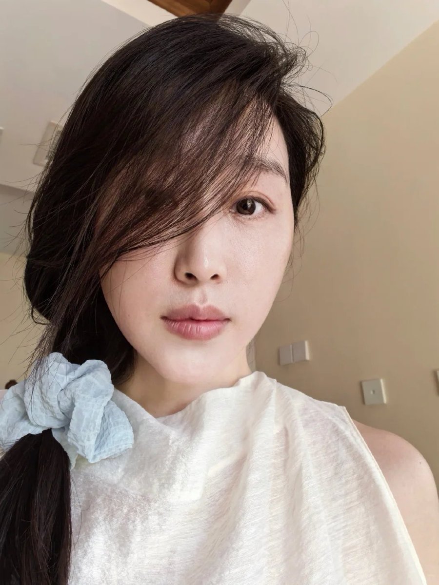WatiyTembam's tweet photo. 同龄人周末出游享乐

可我，样貌普通，身材平平

周末一头扎进小院打理果蔬花草

忙完随手拍张自拍

平凡安稳，亦是好生活

谢谢你看完我安静朴素的周末日常 https://t.co/iUniG0am27