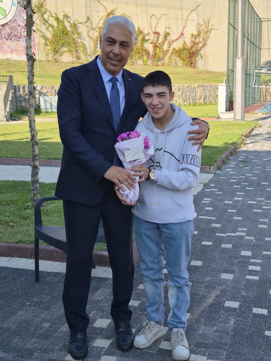 BarisOzerol's tweet photo. Dursunbey programımız boyunca bizleri yalnız bırakmayan Osman kardeşimizle güzel bir hatıra bıraktık.

Cumhurbaşkanımız Sayın @RTErdogan’a olan sevgisi ve samimiyetiyle bizlere eşlik eden Osman’ın bu güzel gönül bağını görmek bizleri de çok mutlu etti.

Güzel yüreğinle iyi ki varsın Osman ❤️