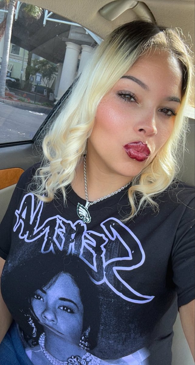 kushqueen215's tweet photo. Starting my Friday off with some shopping and drinks 🥰 family time is the best time 💯🫶🏻 happy Friday guys💜🖤 #Fridayvibes #KissimmeeFlow #Blessed #Her #Queen #RipSelena 🙏🏻 https://t.co/dGC05vK74P