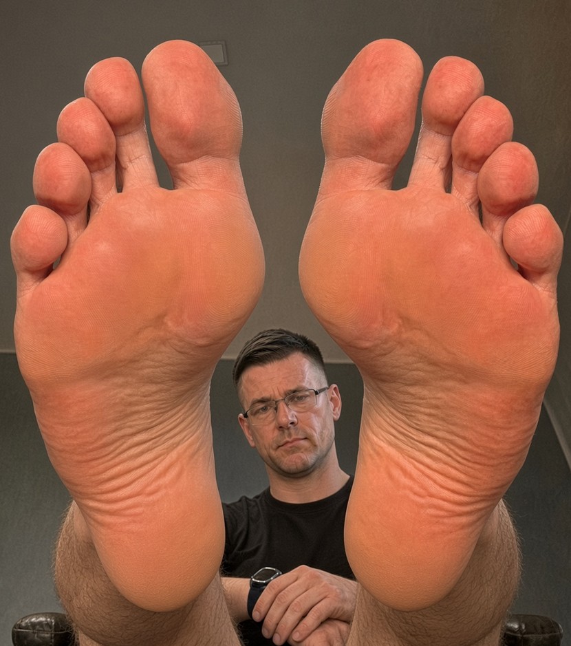 MaleFeetFL's tweet photo. Happy Male Foot Fetish Friday. #malefeet https://t.co/FD8UxwRo5y