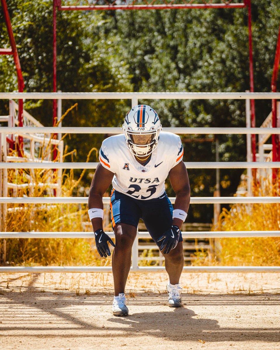 UTSAFTBL's tweet photo. Week 3 details 🪡

#210TriangleOfToughness | #Ubuntu https://t.co/zlGDUQdJh9